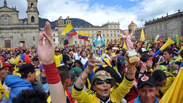 Des supporters colombiens fêtent la qualification de leur équipe pour les quarts de finale du Mondial le 28 juin 2014 à Bogota [Guillermo Legaria / AFP]
