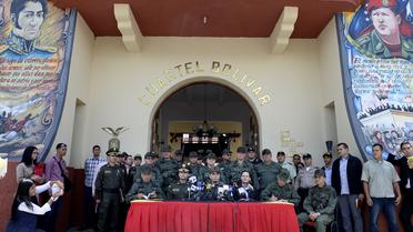 Le chef des forces armées du Venezuela, Vladimir Padrino (au centre) et le général colombien Gustavo Moreno (2e à G) donne une conférence de presse sur la lutte contre la contrebande à San Cristobal, au Venezuela, le 11 août 2014 [Federico Parra / AFP]