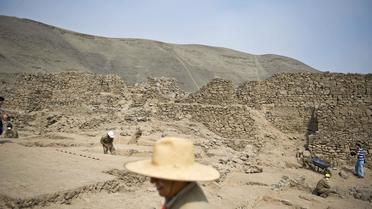 Des archéologues sur le site El Paraiso, le 14 février 2013 à Lima [Ernesto Benavides / AFP/Archives]
