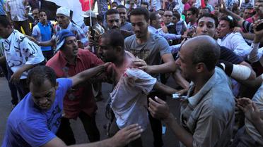 Un homme est blessé lors de heurts en Egypte entre opposants et partisans de Mohamed Morsi, le 28 juin 2013 à Alexandrie [ / AFP]