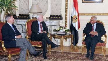 Photo fournie le 6 août 2013 par l'agence Middle East News (MENA) montrant le Premier ministre égyptien Hazem el-Beblawi (d) lors d'une rencontre avec les sénateurs américains John McCain (c) et Lindsey Graham (g), au Caire    [- / MENA/AFP/Archives]