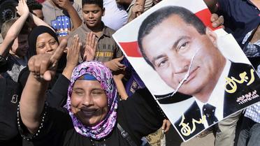 Des partisans d'Hosni Moubarak le 22 août 2013 devant la prison de Tora où est détenu l'ancien président égyptien [Mohamed El-Shahed / AFP]