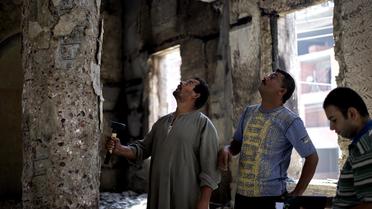 Des coptes le 27 août 2013 à Minya dans une église incendiée  [Gianluigi Guercia  / AFP/Archives]