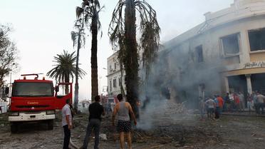 Des pompiers sur les lieux d'une explosion près d'un bâtiment du ministère libyen des Affaires étrangères, le 11 septembre 2013 à Benghazi [Abdullah Doma / AFP]