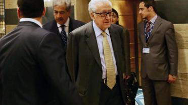 L'envoyé spécial des Nations Unies pour la Syrie Lakhdar Brahimi quitte l'hôtel Sheraton de Damas, le 30 octobre 2013 [Louai Beshara / AFP]