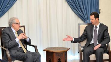Photo fournie par Sana, l'agence de presse officielle de la Syrie, de la rencontre entre le président Bachar al-Assad (d) et le représentant spécial de l'ONU et de la Ligue arabe Lakhdar Brahimi, à Damas, le 30 octobre 2013 [- / Sana/AFP]