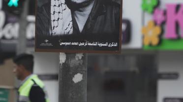 Le portrait de Yasser Arafat accroché à un feu tricolore à  Ramallah, le 7 novembre 2013 [Abbas Momani / AFP]