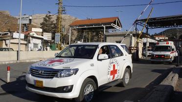 Un convoi de la Croix-Rouge transporte la dépouille d'Abbas Khan, à la frontière libano-syrienne le 21 décembre 2013 [ / AFP]