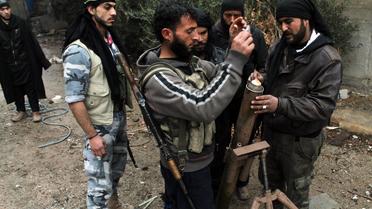 Des combattants rebelles inspectent leurs armes, le 31 décembre 2013 à Deïr ez-Zor dans le nord-est de la Syrie [Ahmad Aboud / AFP/Archives]