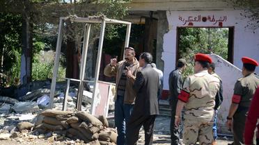 Des soldats et des officiels égyptiens inspectent le lieu d'un attentat contre six soldats le 15 mars 2014 au Caire [Ahmed Gamel / AFP]