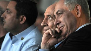 Le Premier ministre israélien Benjamin Netanyahu (d) et le président israélien Shimon Peres (g)lors d'une réunion à Sderot (sud), le 18 mars 2014  [David Buimovitch / AFP]