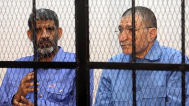 Les ex-chefs des renseignements Abdallah al-Senoussi et Bouzid Dorda à l'ouverture de leur procès le 14 avril 2014 à Tripoli  [Mahmud Turkia  / AFP]