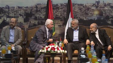 Le numéro deux du Hamas, Moussa Abou Marzouq (g), et Azzam al-Ahmad (2e g), à la tête de la délégation de l'OLP, en pourparlers à Gaza, le 22 avril 2014 [Mahmud Hams / AFP]