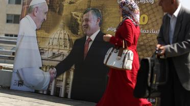 Le pape François et le roi Abdallah sur une affiche placardée le 22 mai 2014 dans une rue d'Amman en Jordanie [Patrick Baz / AFP]