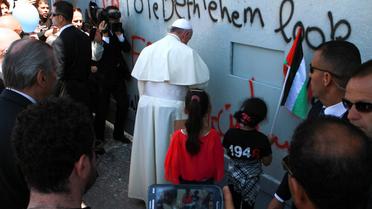 Lors d'une halte impromptue, le pape François prie, le 25 mai 2014, devant le "mur" de séparation entre Palestiniens et Israéliens, à Bethlehem [Taufiq Khalil / AFP]