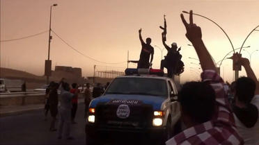 Capture d'écran d'une vidéo publiée sur YouTube le 12 juin 2014 montrant des membres présumés de l'EIIL paradant dans une rue de Mossoul   [- / YouTube/AFP/Archives]