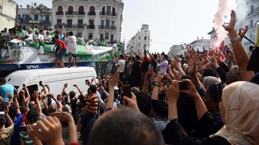 Le bus des joueurs algériens parade dans les rues d'Alger, le 2 juillet 2014 [Farouk Batiche / AFP]