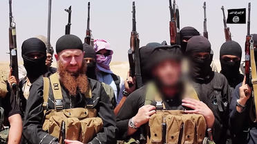 Photo fournie le 29 juin 2014 par le média jihadiste Al-Itisam montrant des personnes présentées comme des membres de l'Etat islamique (EI), photographiées dans la zone frontalière entre Irak et Syrie  [- / Al-Itisam Media/AFP/Archives]