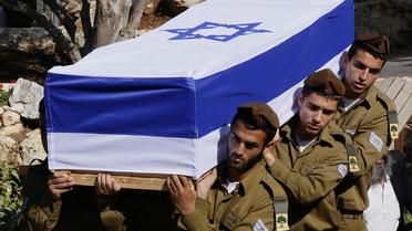 Des soldats israéliens portent le cercueil de l'un des leurs, morts durant l'offensive de l'armée dans la bande de Gaza, le 21 juillet 2014 à Jérusalem [Gali Tibbon / AFP]