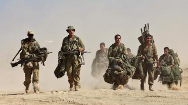 Des soldats israéliens se redéploient près de la frontière avec la bande de Gaza le 4 août 2014 [Gil Cohen Magen / AFP/Archives]