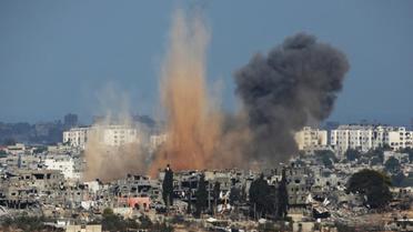 De la fumée et du sable s'élèvent dans la bande de Gaza après une frappe israélienne, le 10 août 2014 [DAVID BUIMOVITCH / AFP]