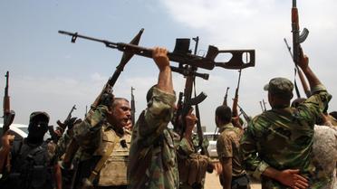 Des combattants chiites enrôlés pour combattre l'Etat islamique à Jurf al-Sakhr, au sud de Bagdad, le 18 août 2014 [Ali al-Saadi / AFP/Archives]