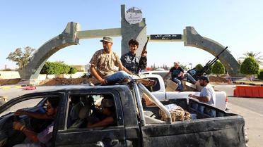Des combattants islamistes de la coalition Fajr Libya montent la garde à l'entrée de l'aéroport de Tripoli le 24 août 2014 [Mahmud Turkia / AFP/Archives]