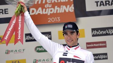 Le Français Tony Gallopin célèbre son maillot blanc du meilleur jeune lors du Critérium du Dauphiné, le 4 juin 2013 entreAmberieu-en-Bugey et Tarare.  [Jeff Pachoud / AFP]