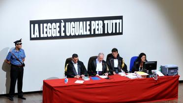 Les juges siègent lors du procès du naufrage du Concordia, le 17 juillet 2013 dans le théâtre de Grosseto [Tiziana Fabi / AFP Photo]