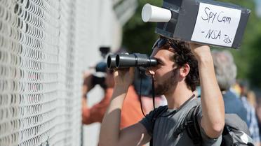 Un homme manifeste à Griesheim en Allemagne face à une antenne de la NSA le 20 juillet 2013 [Boris Roessler / DPA/AFP/Archives]