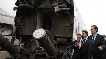 Le Premier ministre espagnol Mario Rajoy (d) et le président de la région Galice Alberto Nunez Feijoo (2e à d) sur le site de l'accident de train, le 25 juillet 2013 à St-Jacques de Compostelle [Lavandeira Jr / Pool/AFP]