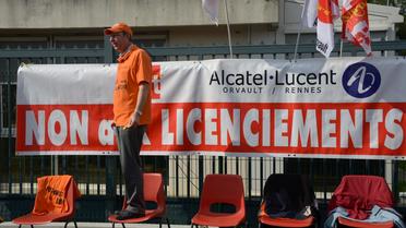 Des employés d'Alcatel-Lucent protestent le 8 octobre 2013 à Orvault, après l'annonce par l'équipementier télécoms de la suppression de 10.000 emplois   [Damien Meyer / AFP]