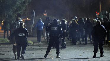 La police disperse des supporteurs sochaliens mécontents, avant le match contre Rennes, le 21 décembre 2013 à Sochaux [Sébastien Bozon / AFP]