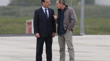 Le président François Hollande et le journaliste Didier François discutent sur le tarmac de Villacoublay après l'arrivée des ex-otages le 20 avril 2014 [Thomas Samson / AFP]