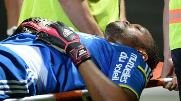 Le gardien français de l'Olympique de Marseille Steve Mandanda évacué sur civière après un choc avec le Guingampais Yatabaré lors de OM-Guingamp en Ligue 1 le 17 mai 2014 à Marseille [Boris Horvat / AFP]