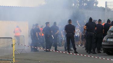 Supporteurs bastiais et CRS face à face aux aborts du Furiani avant la rencontre de Ligue 1 entre Bastia et Marseille, le 9 août 2014 [Pascal Pochard Casabianca / AFP]