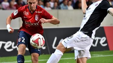 Le défenseur de Lille Sébastien Corchia (g) face à Metz, le 9 août 2014 au Stade Pierre Mauroy [Philippe Huguen / AFP]
