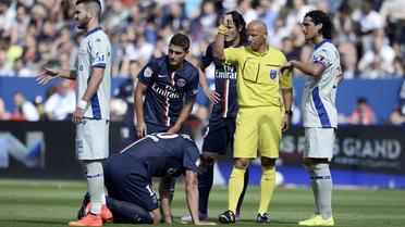 L'attaquant du PSG Zlatan Ibrahimovic à terre, blessé aux côtes, contre Bastia le 16 août 2014 au Parc des Princes [Stéphane de Sakutin / AFP]