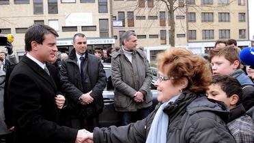 Le ministre de l'Intérieur, Manuel Valls, salue le 5 avril 2013 des habitants d'Amiens-Nord classée zone de sécurité prioritaire [Philippe Hugen / AFP/Archives]