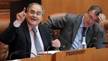 Le président du conseil exécutif territorial de Corse, Paul Giacobbi (g), est photographié à l'Assemblée Corse, le 7 juin 2013 à Ajaccio [Pascal Pochard-Casbianca / AFP/Archives]