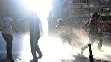 La police utilise des canons à eau pour disperser des manifestants, le 16 juin 2013 à Istanbul [Bulent Kilic / AFP/Archives]