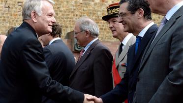 L'UMP Patrick Devedjian (droite) salué par le Premier ministre Jean-Marc Ayrault, le 18 juin 2013 à Suresnes [FRANCK FIFE / AFP/Archives]