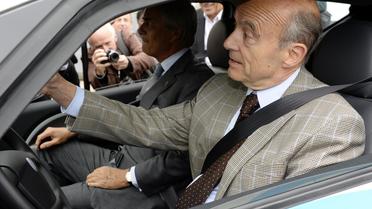 Alain Juppé pilote une voiture électrique Bluecar, le 21 juin 2013 à Bordeaux [Jean-Pierre Muller / AFP]