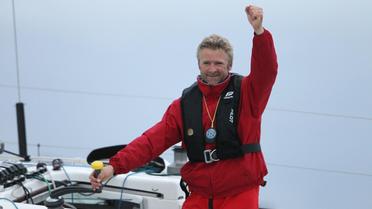 Le skipper français Yann Eliès à la barre du Groupe Queguiner-Leucémie Espoir après avoir remporté la Solitaire du Fiagro, le 22 juin 2013 à Dieppe [ / AFP/Archives]