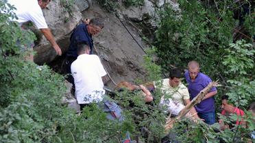 Evacuation d'une femme blessée dans un accident d'autocar, le 23 juin 2013 près de Grlo, au Monténégro [Savo Prelevic / AFP]