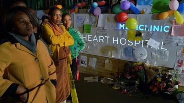 Des personnes sont rassemblées à l'extérieur de l'hôpital où est soigné Nelson Mandela, le 24 juin 2013 [CARL DE SOUZA / AFP]