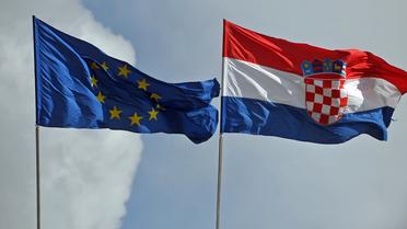 Les drapeaux européen et croate flottent au-dessus de Vukovar [Andrej Isakovic / AFP/Archives]