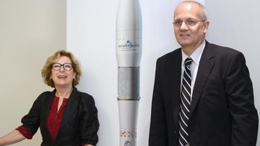 La ministre de la Recherche, Geneviève Fioraso et Jean-Yves Le Gall, le président du CNES, l'agence spatiale française, présentent Ariane 6 à Paris, le 9 juillet 2013 [Bertrand Guay / AFP]
