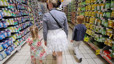 Une famille dans un supermarché d'Englos, près de Lille, le 9 juillet 2013 [Denis Charlet / AFP/Archives]
