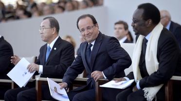 Le président François Hollande (c) à côté de son homologue malien Dioncounda Traore (d) lors du défilé du 14-Juillet à Paris [Martin Bureau / Pool/AFP]